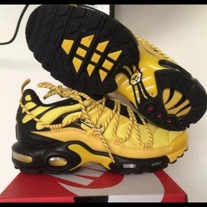 Black and yellow vapor max
